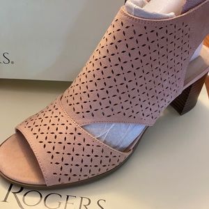 Kim Rogers blush VYNA peep toe sandals NWT